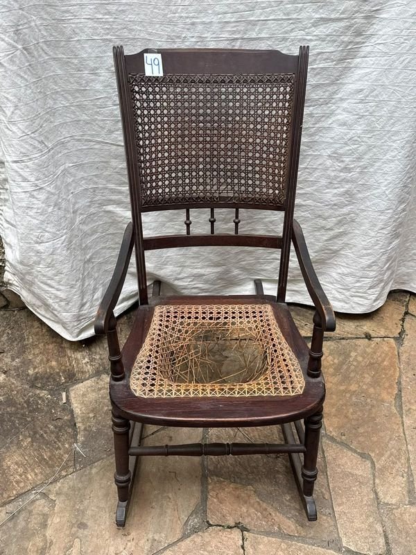 Mecedora Antigua de Cedro con Respaldo y Asiento de Esterilla