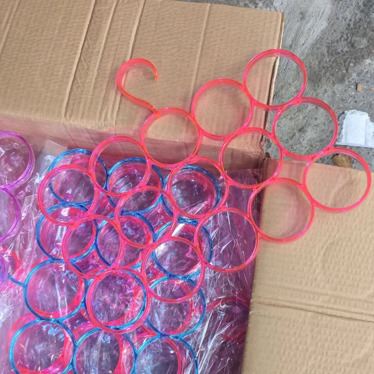 Lote anterior: Cajas con perchas acrílicas para pañuelos