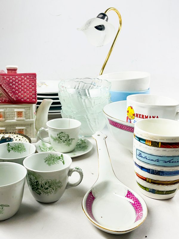 Lotes de platos llanos, lámpara de sobremesa y tazas - imagen 3