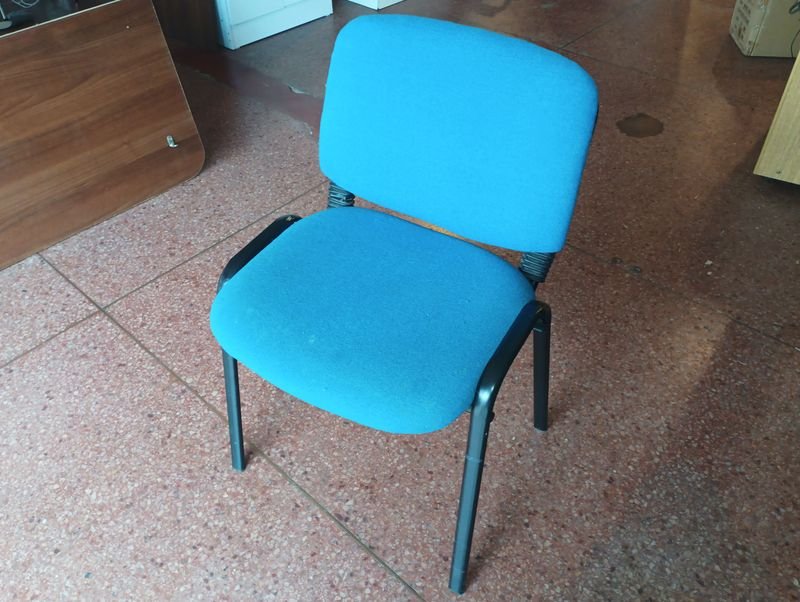 Silla azul con marco de metal y tela - imagen 3