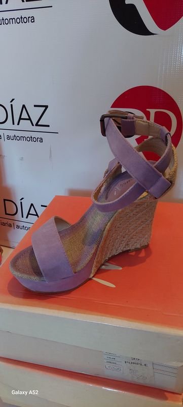 Zapatos de tacón alto y libros - imagen 2