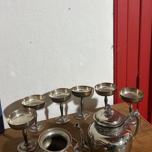 Lote anterior: Set de Copas Caldera y Cafetera Antigua Plateada