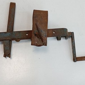Antiguo Cargador de Cartuchos Metálico con Manivela y Óxido - imagen 6