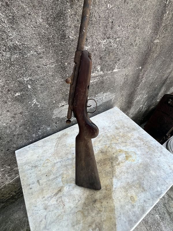 Fusil de cerrojo antiguo en mal estado - imagen 2