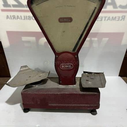 Balanza Antigua Berkel y Lámpara UV para Uñas