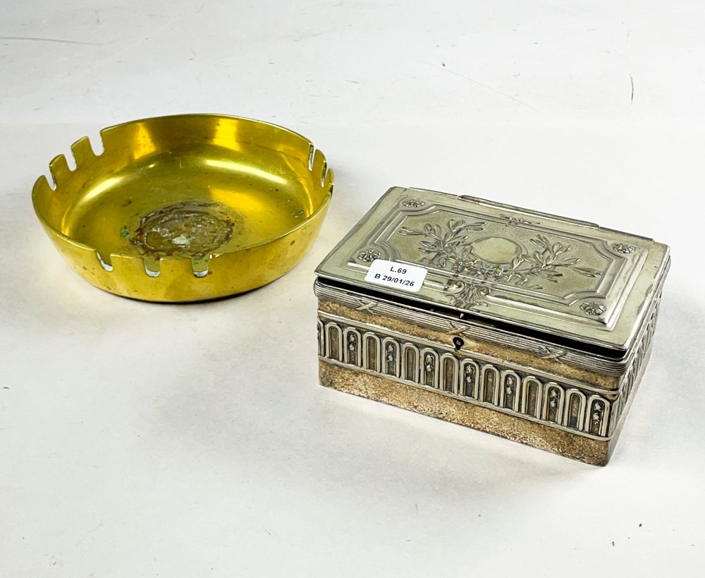 Lote anterior: Cenicero y cofre en metal repujado