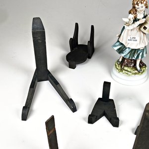 Figura de Porcelana Dama con Ave y 8 Soportes de Madera - imagen 2