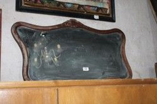 Antiguo espejo con marco de madera