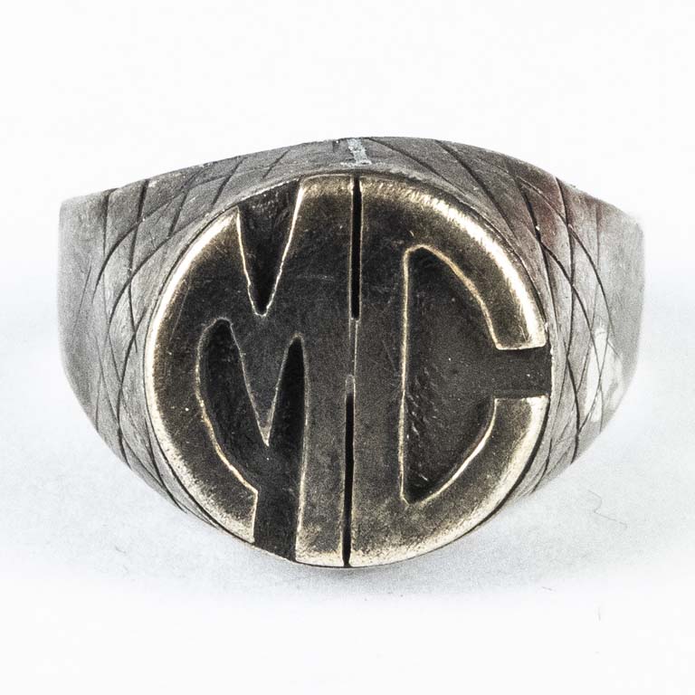 Lote siguiente: Anillo de plata con iniciales MC - Accesorio de moda