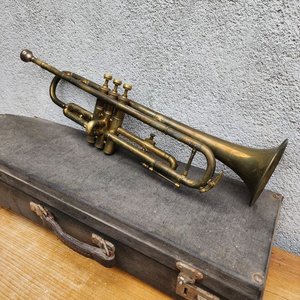 Lote anterior: Trompeta Antigua Checoslovaca con Estuche y Libros