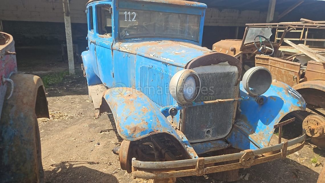 Automóvil Antiguo Azul para Restaurar
