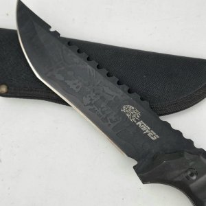 Cuchillo Táctico Negro con Vaina y Hoja Serrada - imagen 2