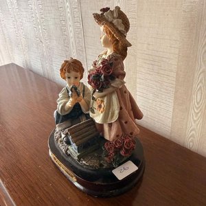 Figura Decorativa Pareja de Niños Campesinos con Pájaros y Flores - imagen 2