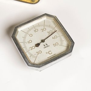 Lote de 8 piezas: Ánfora decorativa, caja antigua, termómetro, figuras y más - imagen 4