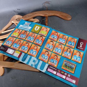 Nueve piezas: Album de FIFA Qatar 2022, éste está incompleto + 6 Perchas de madera para niño + Dos perchas en buen estado. - imagen 6