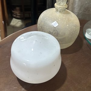 Lote siguiente: Tulipa de Vidrio Blanca y Frasco Antiguo