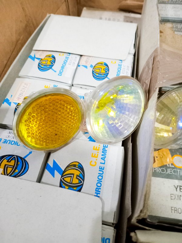 Caja con material eléctrico y accesorios para plaquetas - imagen 4