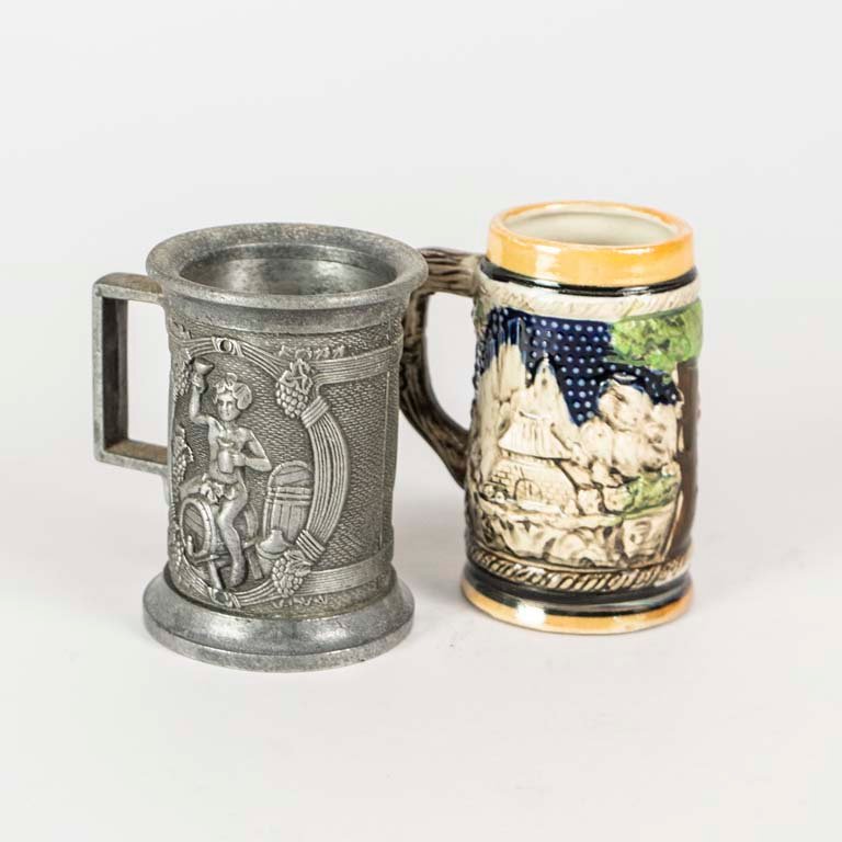 Dos jarras de cerámica japonesa con escenas en relieve y peltre labrado - imagen 2