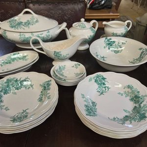 Lote anterior: Vajilla Antigua de Loza Blanca con Decoración Floral Verde