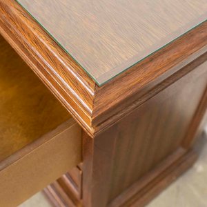 Mesa de Luz de Madera con Tres Cajones y Detalles en Lustre - imagen 3