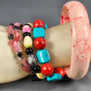 Lote de 13 Piezas de Bijouterie: Pulseras, Dijes y Collares Variados - imagen 3