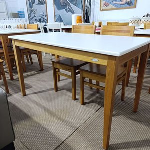 Lote siguiente: Mesa Rectangular Delfino Álvarez Madera Maciza Clara y Tapa Blanca