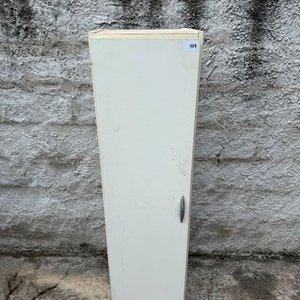 Lote siguiente: Mueble Blanco de MDF con Cuatro Estantes y Puerta