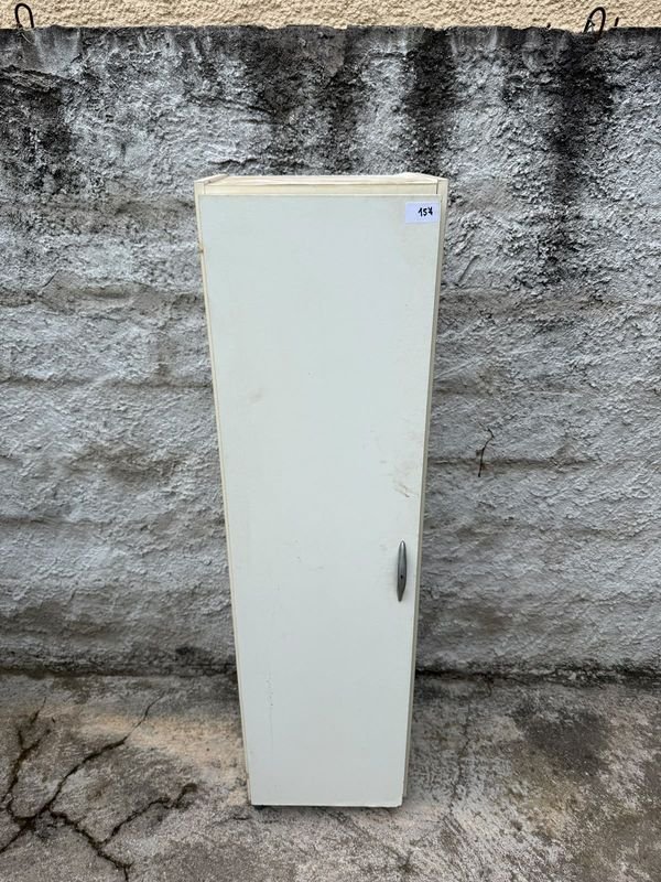 Mueble Blanco de MDF con Cuatro Estantes y Puerta