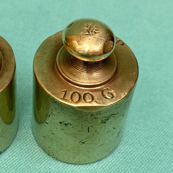 Pesas de bronce antiguas para 100 gramos cada una - imagen 2