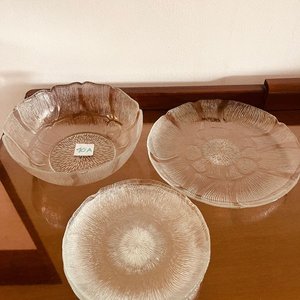 Lote siguiente: Set de Vajilla de Vidrio Transparente con Diseño Floral: Bowl y Platillos