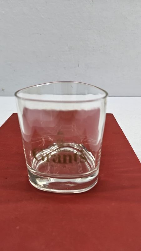 Vaso de vidrio con publicidad de whisky Grant's