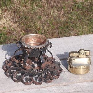 Encendedor de colección dorado con soporte ornamental - imagen 3