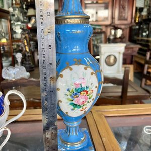 Ánfora Antigua de Porcelana Azul con Flores Pintadas a Mano y Detalles Dorados - imagen 3