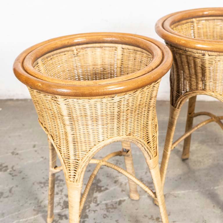 Sillas de jardín en madera y ratán con bases circulares - imagen 3