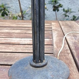 Dos lámparas de mesa de Hirro Forjado con decoracion de anillos  una con pantalla clara y otra sin pantalla - Se vende a la Vista - Alto Sin Pantalla 37 cm - imagen 3