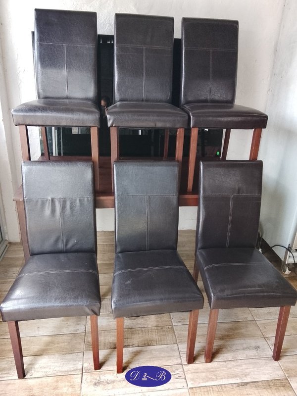 Seis Sillas de Madera Tapizadas en Cuero Negro