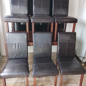 Lote anterior: Seis Sillas de Madera Tapizadas en Cuero Negro