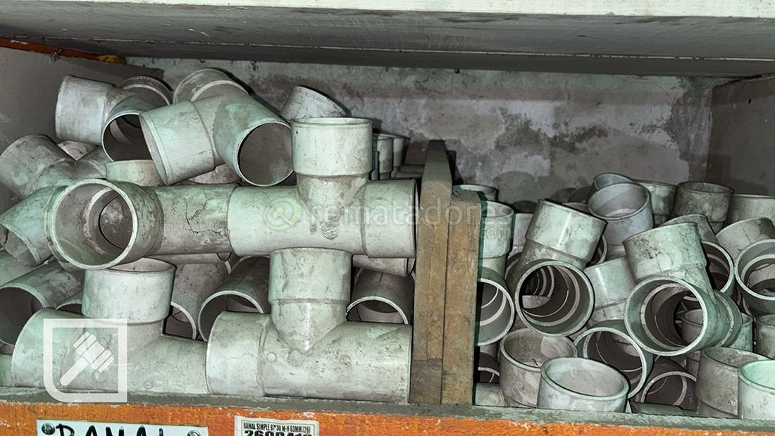 Lote de Conectores y Tubos de PVC para Instalaciones
