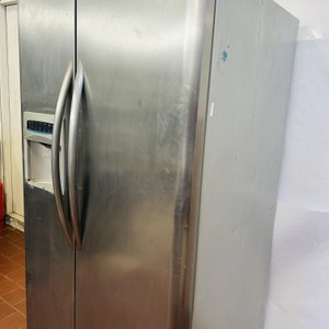 Heladera Frigidaire Profesional de dos puertas con dispensador - imagen 4