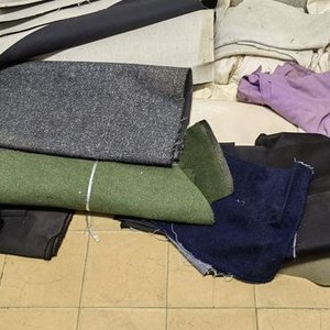 Lote de Recortes de Tela: Variedad de Colores y Texturas - imagen 3