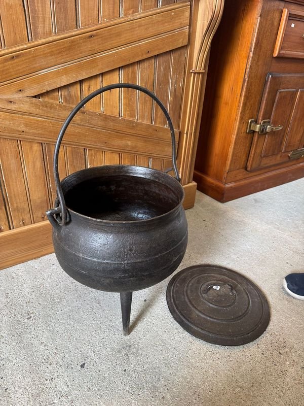 Olla Caldero en Hierro c/Tapa de 3 patas - Venta en Subasta - imagen 2