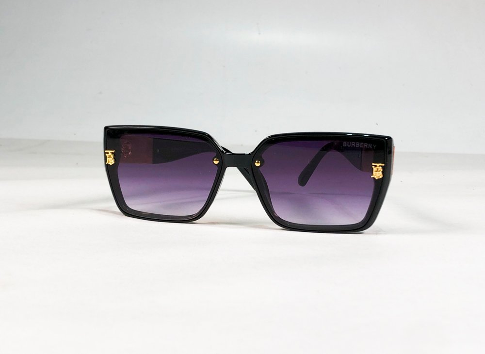 Lote siguiente: Lentes de sol para dama o caballero negro y morado