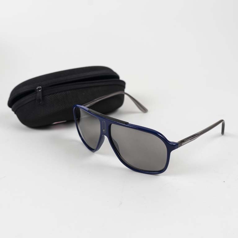 Par de lentes de sol Carrera con estuche dañado