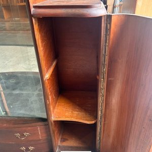 Cristalero Antiguo de Madera Oscura con Puertas de Vidrio y Cajones - imagen 4