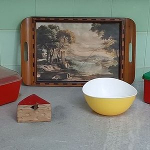 Bandeja de Madera con Paisaje, 6 Tazas y Platos de Melamina, Quesera, Condimentero y Recipientes Plásticos - imagen 3