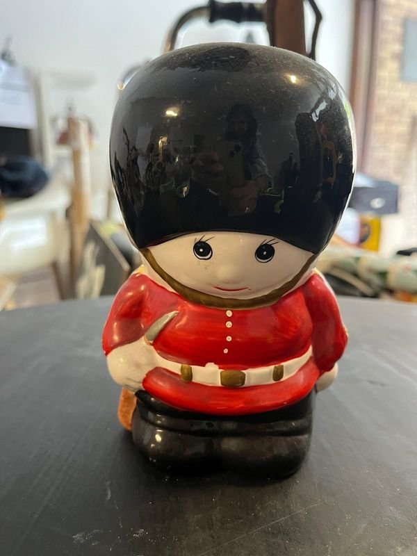 Alcancia de Losa Figura Inglesa Estilo Guardia Real