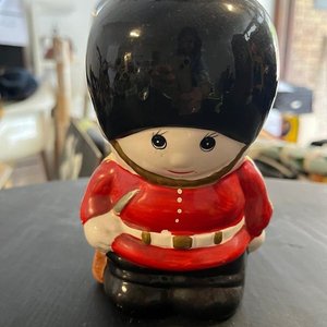 Lote siguiente: Alcancia de Losa Figura Inglesa Estilo Guardia Real