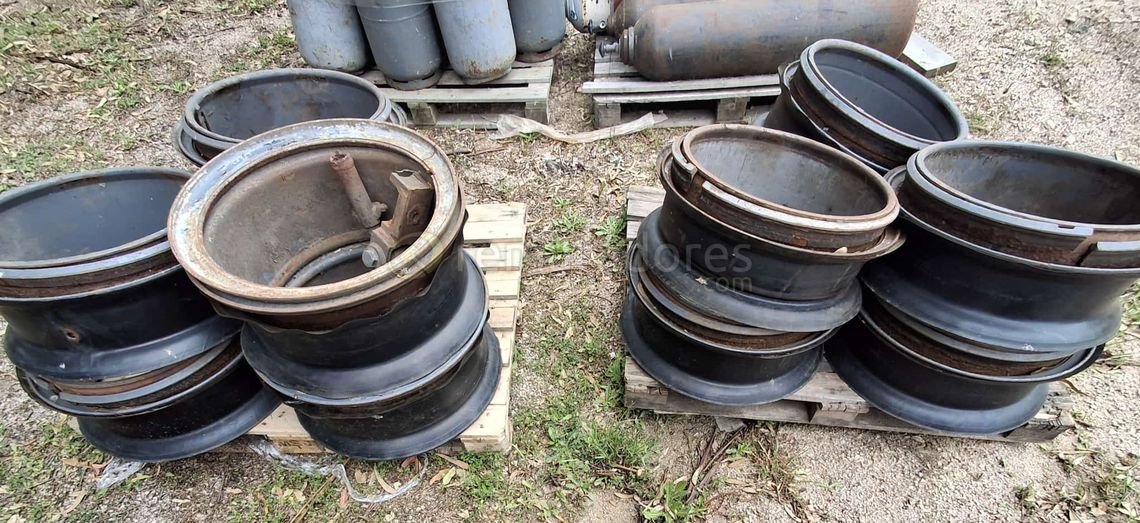 Lote de Llantas de Camión o Maquinaria Pesada