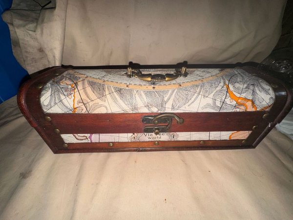 Caja Antigua Decorativa con Mapa y Accesorios - imagen 1