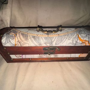 Caja Antigua Decorativa con Mapa y Accesorios - imagen 1